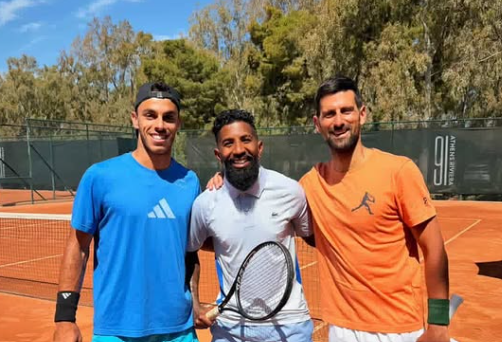 Ο Τζόκοβιτς προετοιμάζεται για το Roland Garros κάνοντας προπόνηση με Ροντινέι