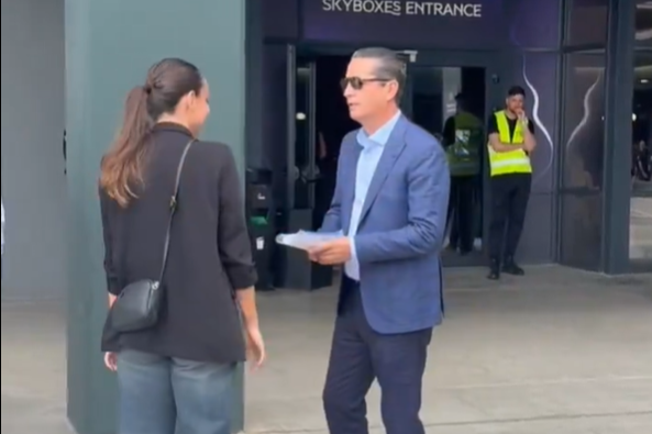 Έφτασε στο «Τ-Center» ο Γιάννης Σφαιρόπουλος (video)