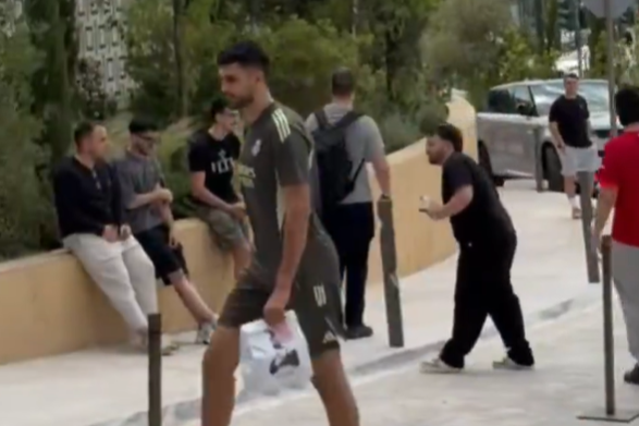 Ο Γιουρτσεβέν φωτογραφήθηκε με θαυμαστές έξω από το ξενοδοχείο (video)