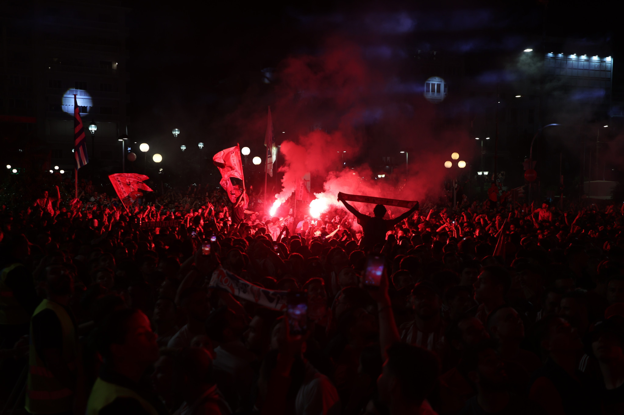 «Χαμός» σε όλη την Ελλάδα για το ευρωπαϊκό του Ολυμπιακού (video)