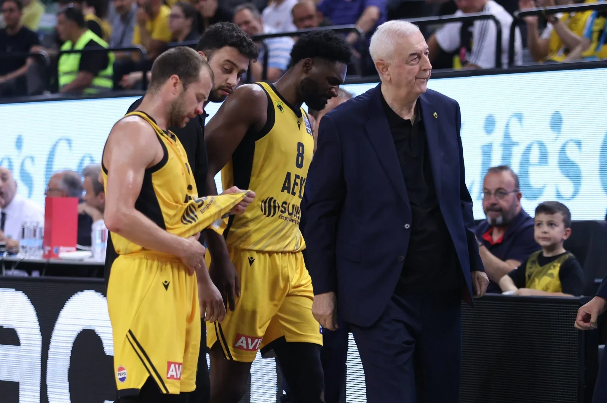 Πρόβλημα στο γόνατο ο Φίζελ, εκτός για το υπόλοιπο του αγώνα με Άρη