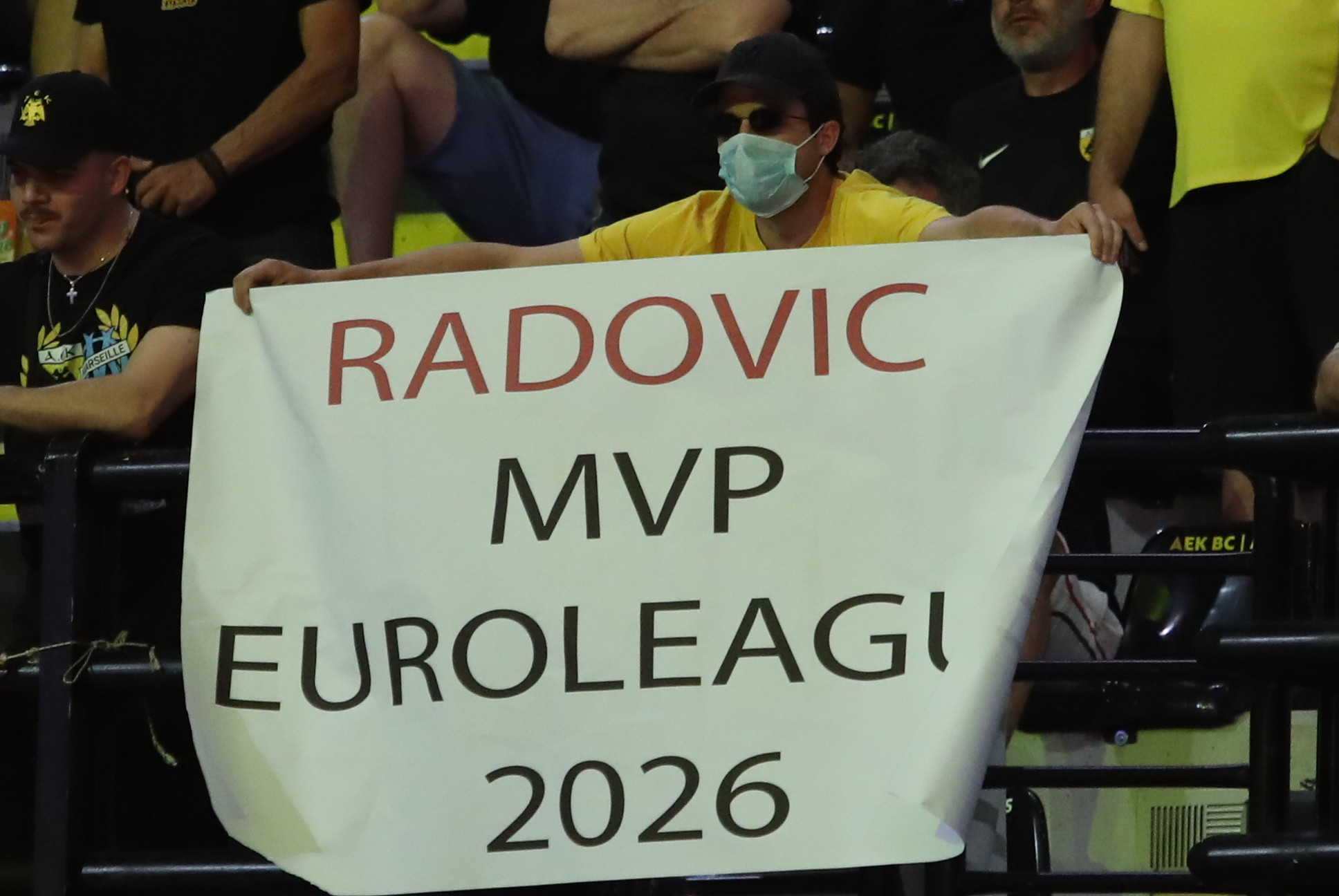 To πανό των φίλων της ΑΕΚ για Ολυμπιακό και Ράντοβιτς στη Sunel Arena