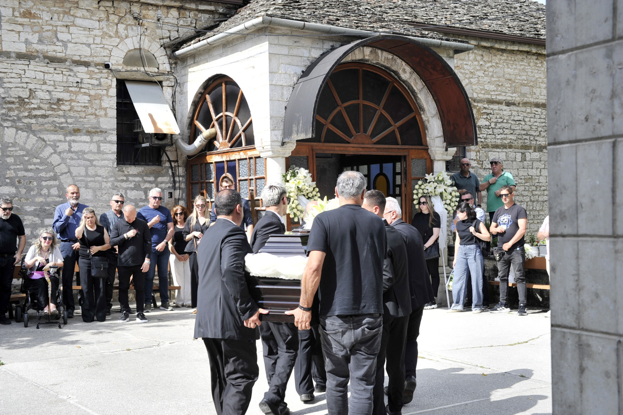 Σε κλίμα οδύνης η κηδεία του Μάριου Οικονόμου στα Ιωάννινα (photos)
