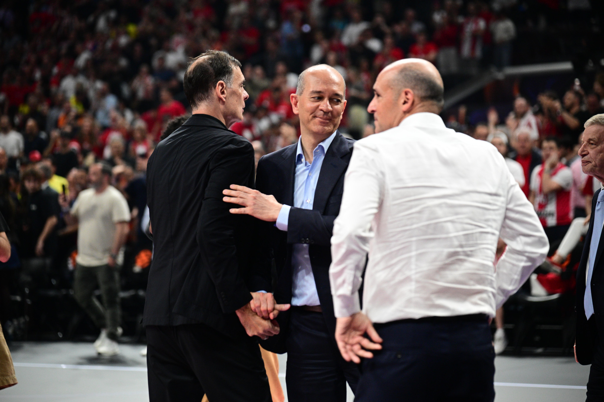 Η αγκαλιά του Μπαρτζώκα με τους Αγγελόπουλους αμέσως μετά τη λήξη του ημιτελικού