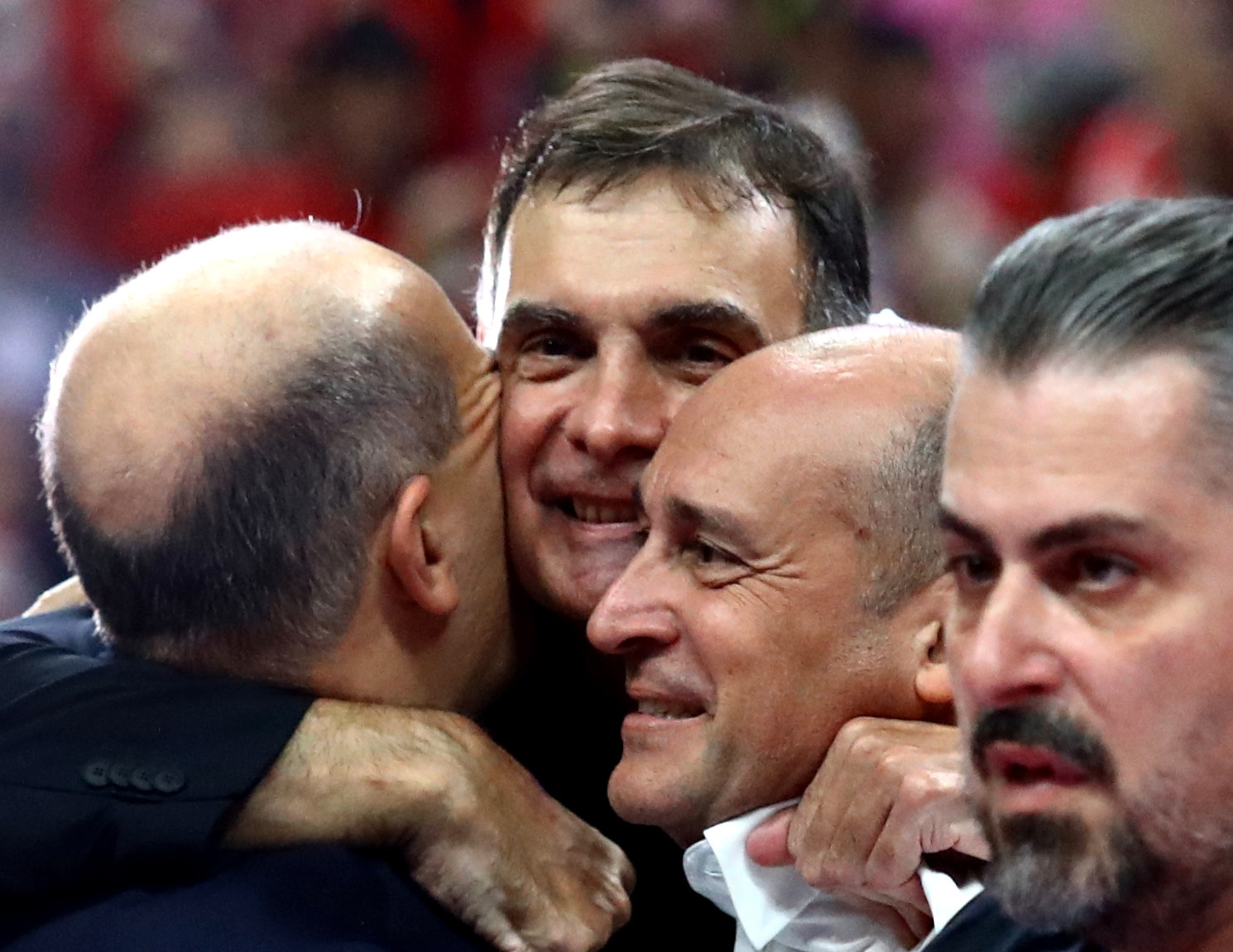 Το άξιζε: Οι παίκτες του Ολυμπιακού «πέταξαν» τον Μπαρτζώκα στον ουρανό του T-Center