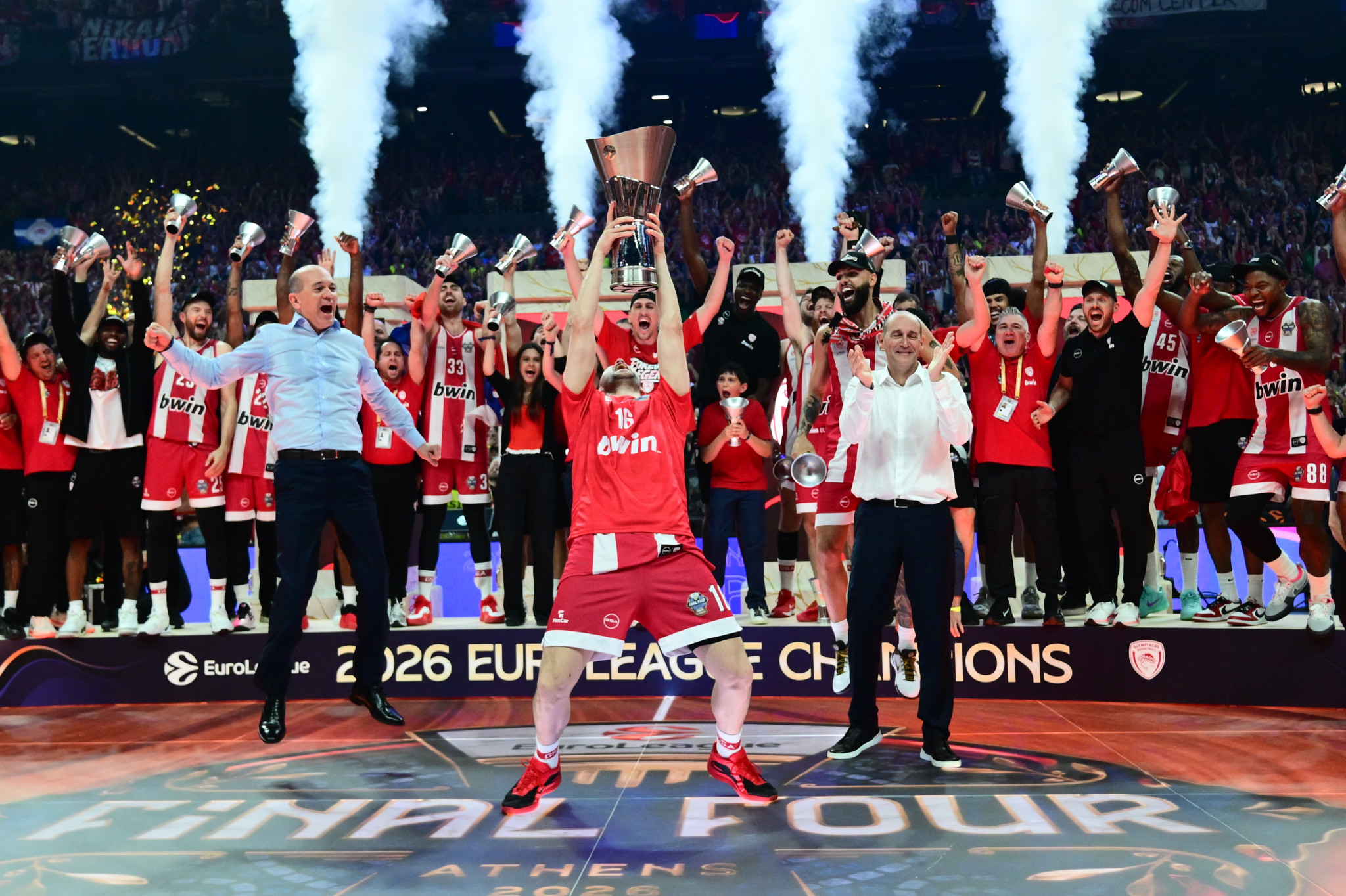 Η απονομή του τροπαίου στον Πρωταθλητή της EuroLeague για το 2026 Ολυμπιακό (video, photos)