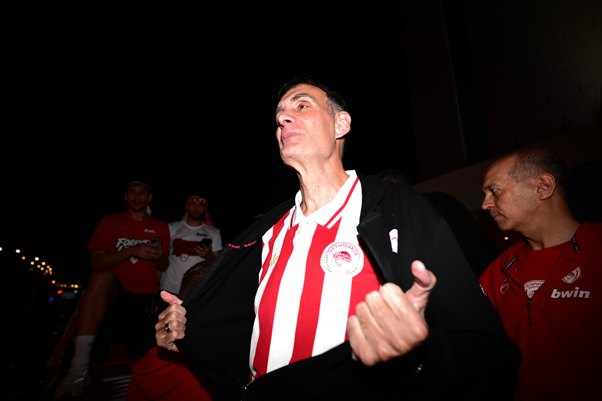 Ο Μπαρτζώκας γιόρτασε με την ψυχή του και τραγούδησε την «Θάλασσα του Πειραιά» (video)