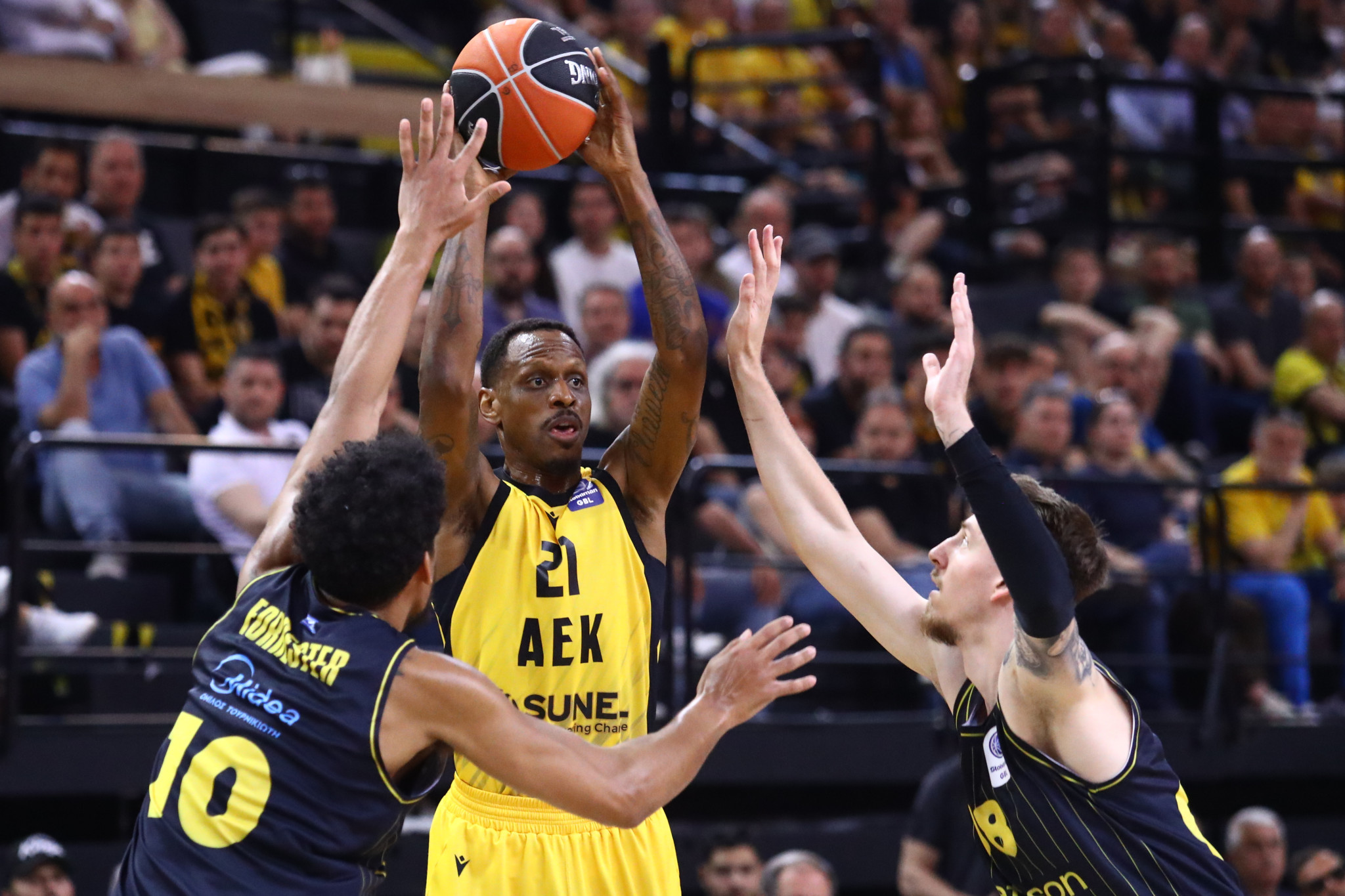 «Έβρεξε» καλάθια στο πρώτο μέρος στη Sunel Arena: Επιθέσεις... φωτιά από ΑΕΚ κι Άρη (videos)