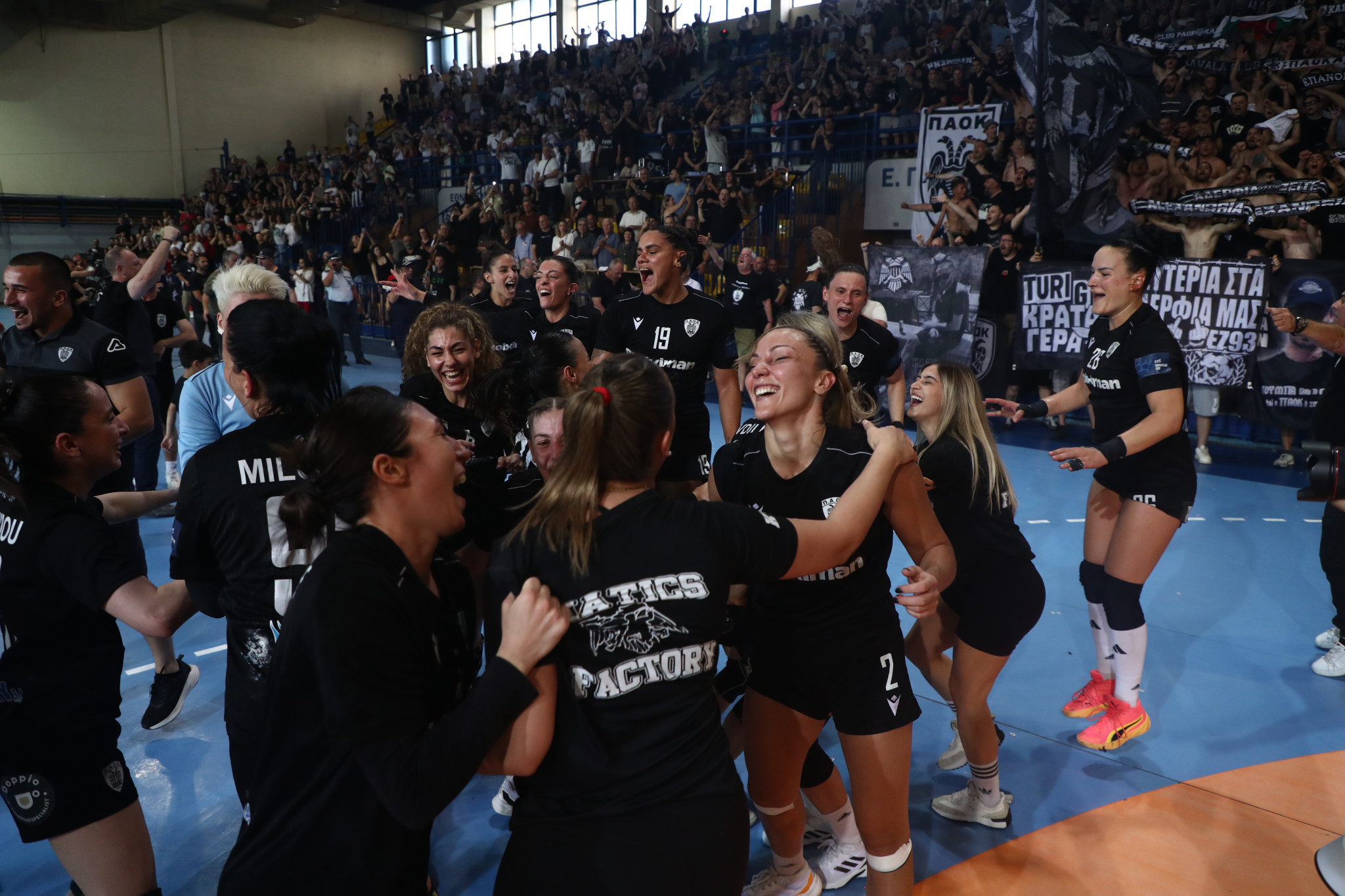 Οι πανηγυρισμοί των αθλητριών του ΠΑΟΚ με τους φιλάθλους μετά την κατάκτηση του πρωταθλήματος (video)