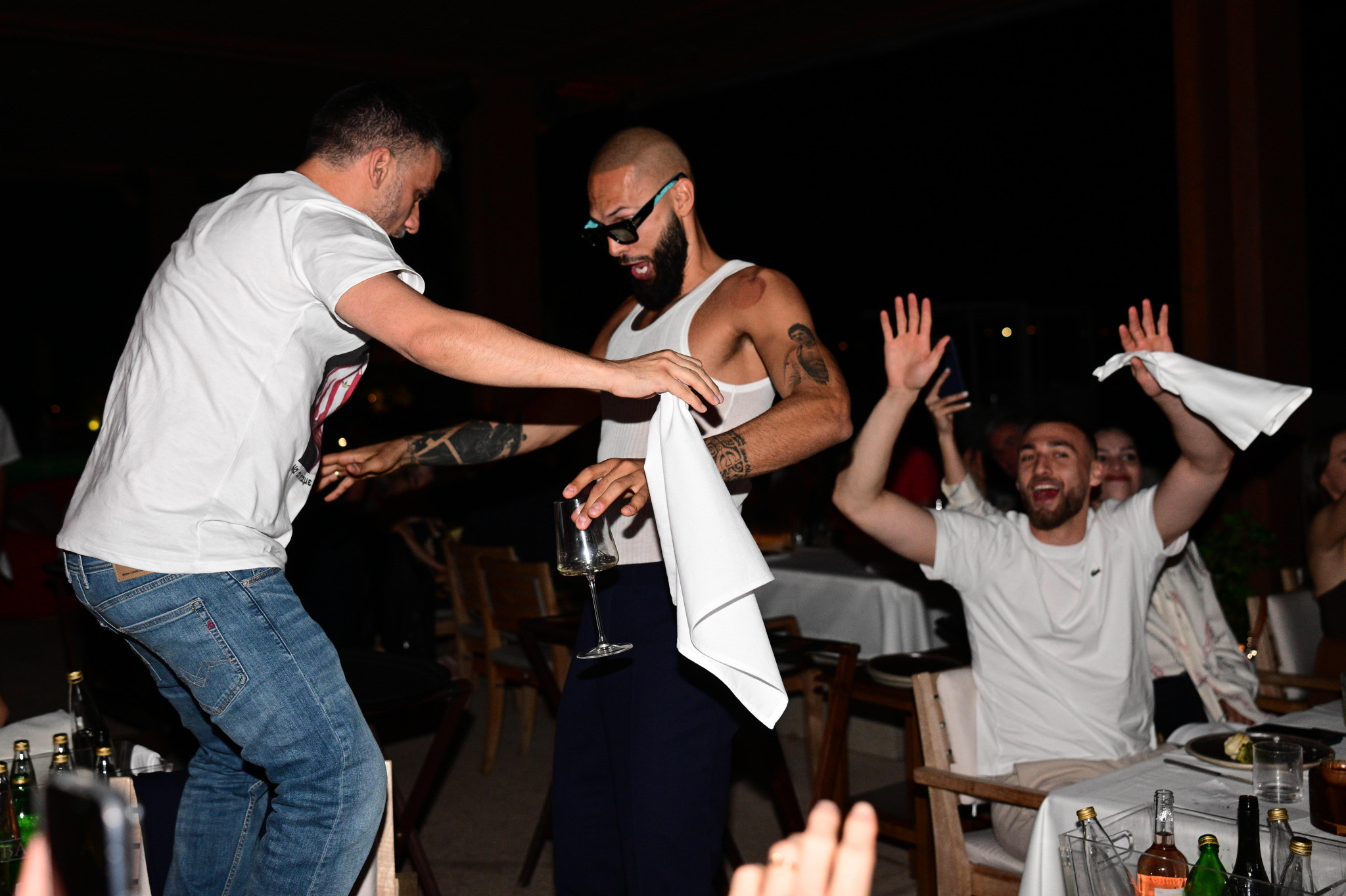 Το τσιφτετέλι του Φουρνιέ και τα αυτοκόλλητα «Μπαρτζώκας»: Η παρακάμερα από το ξέφρενο γλέντι του Ολυμπιακού