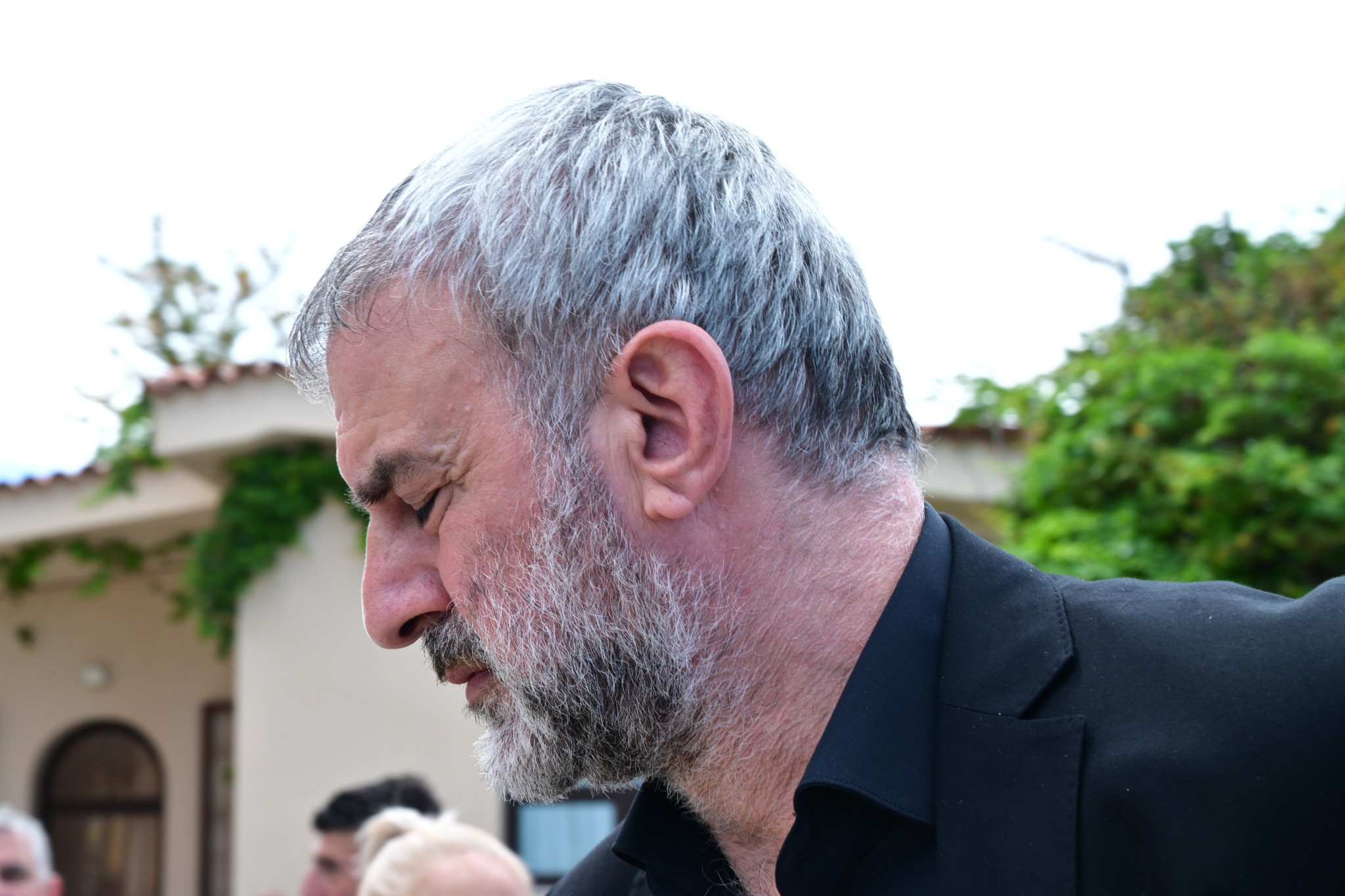 Συντετριμμένοι ο Τραϊανός Δέλλας και η μητέρα της Μαστροκώστα στην κηδεία - «Καλώς το λουλούδι μου, καλώς το αστέρι του ουρανού»