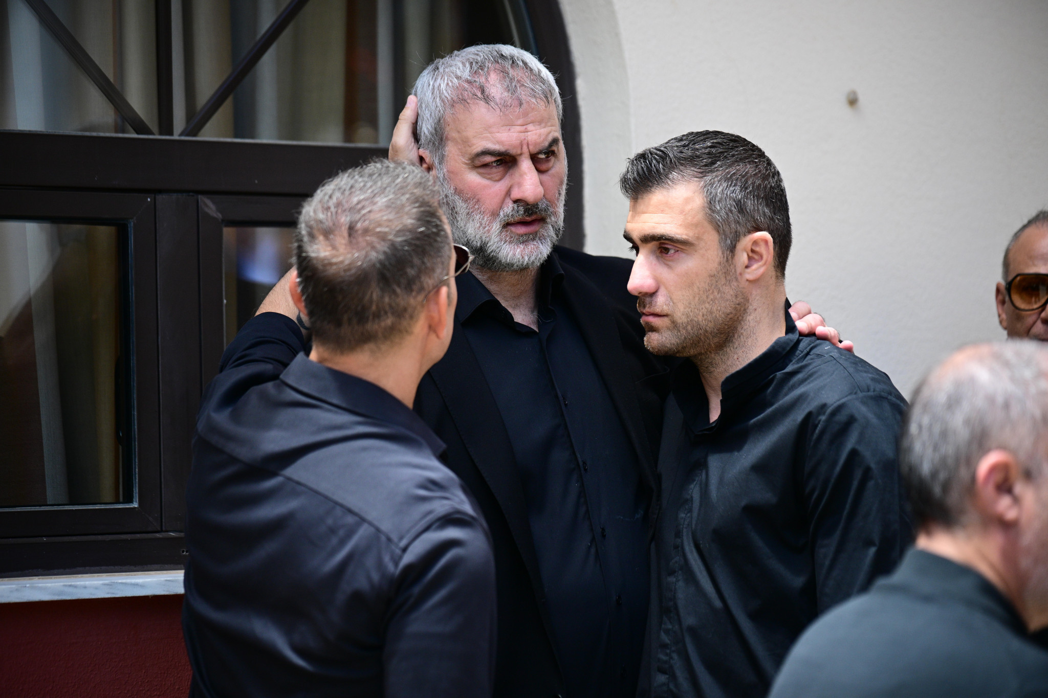 Όλοι στο πλευρό του «Κολοσσού» - Μια αγκαλιά από τους Legends του 2004 στον Δέλλα (photos)