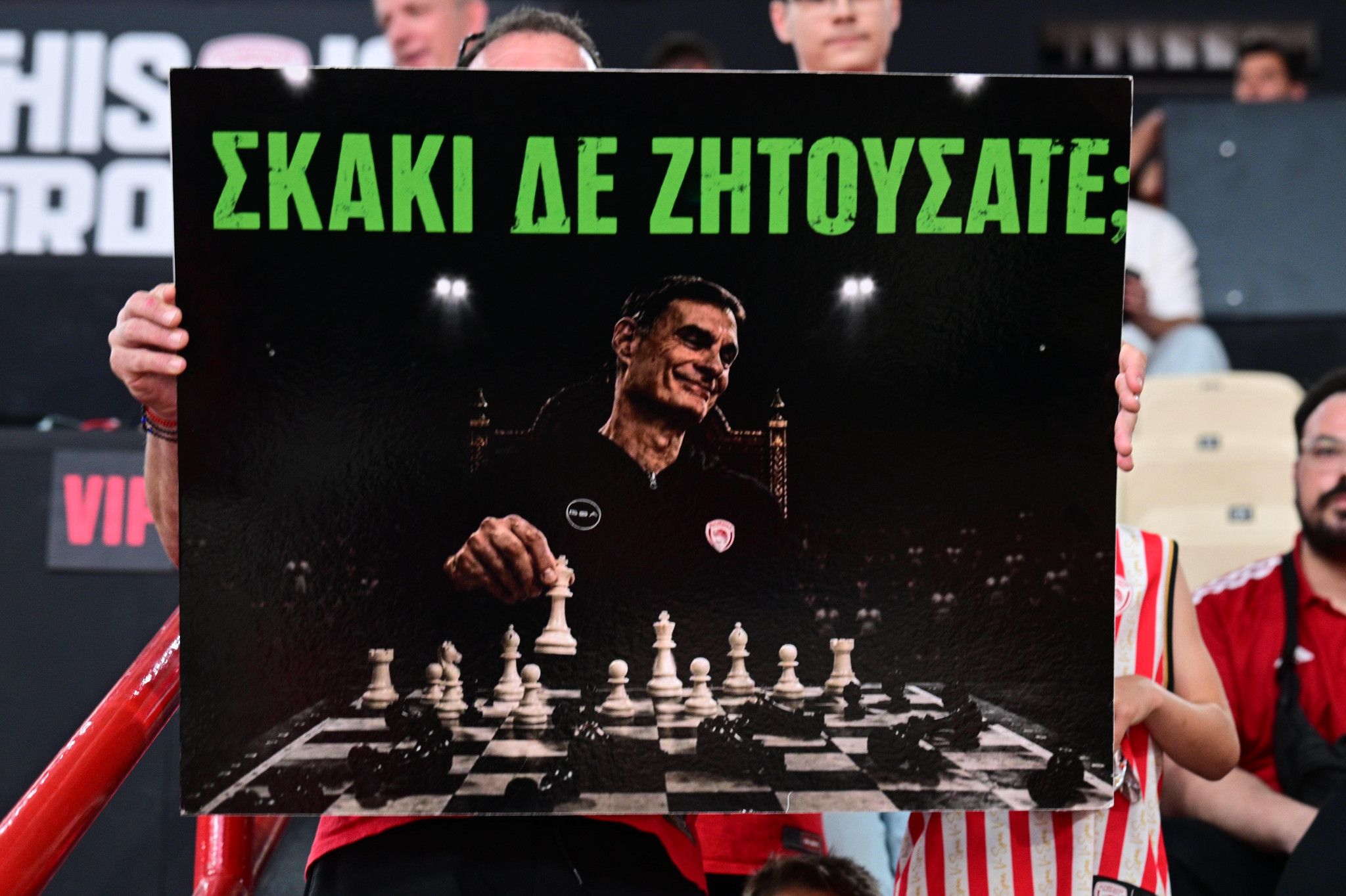 Το πανό φιλάθλου του Ολυμπιακού για τον... σκακιστή Γιώργο Μπαρτζώκα (video)