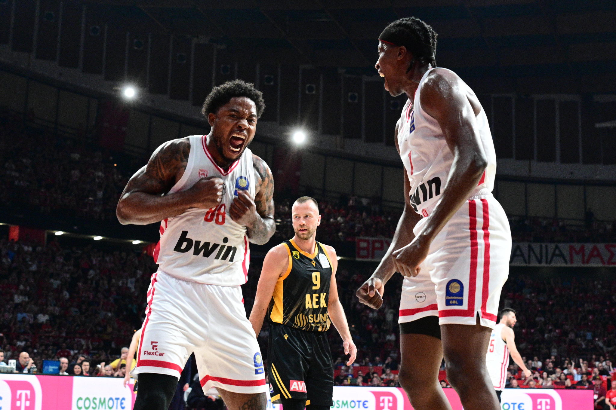 Με φόρα από την κατάκτηση της Euroleague ο Ολυμπιακός «καθάρισε» την ΑΕΚ και έκανε το 1-0