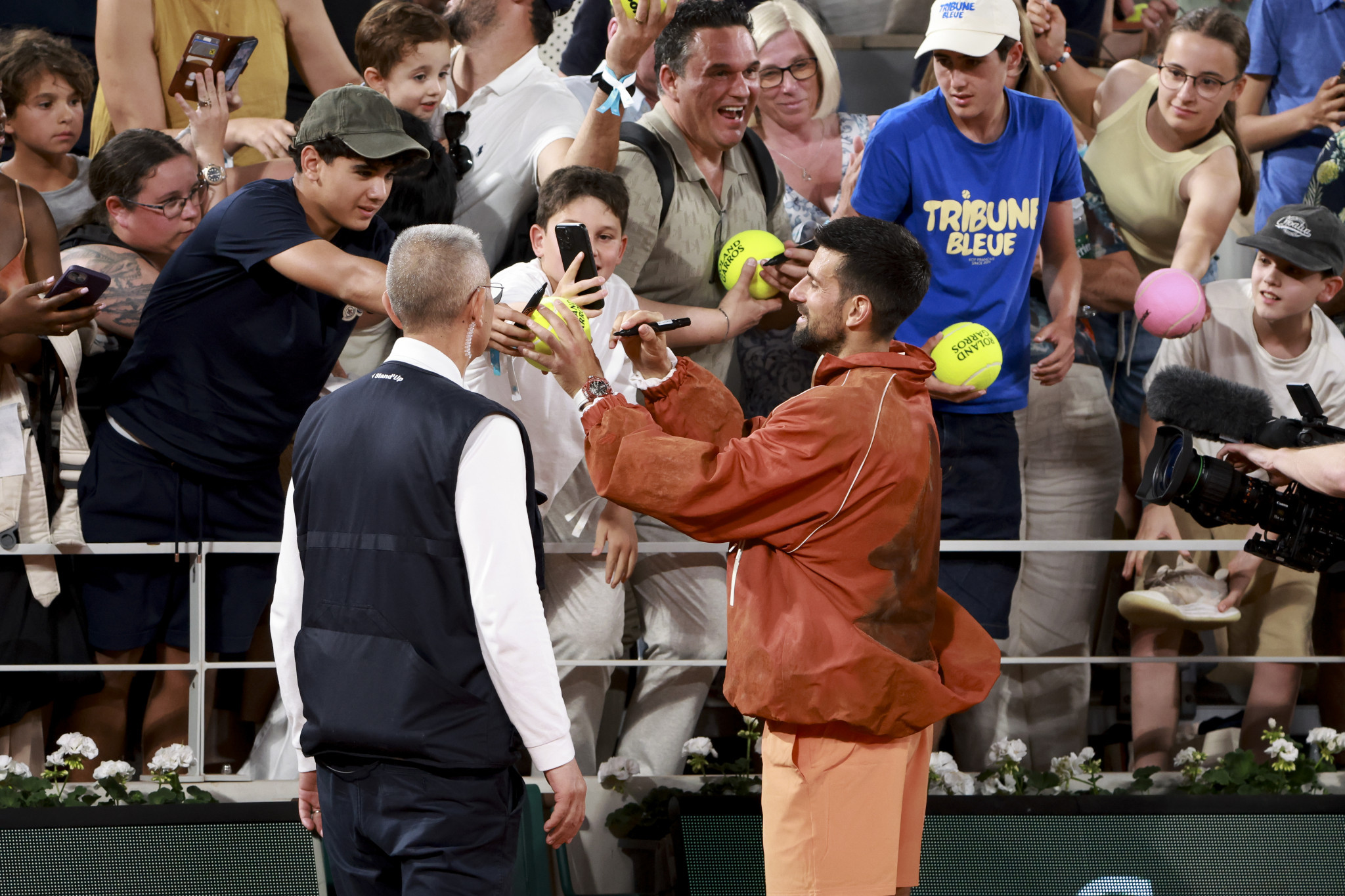 O Τζόκοβιτς εμφανίστηκε στο Roland Garros και έκανε πάταγο με το μπουφάν του