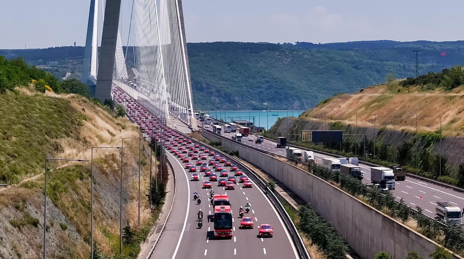Αποθέωση στην αναχώρηση της Τουρκίας για το Μουντιάλ: Κονβόι συνόδευσε την αποστολή στο αεροδρόμιο (photos-videos)