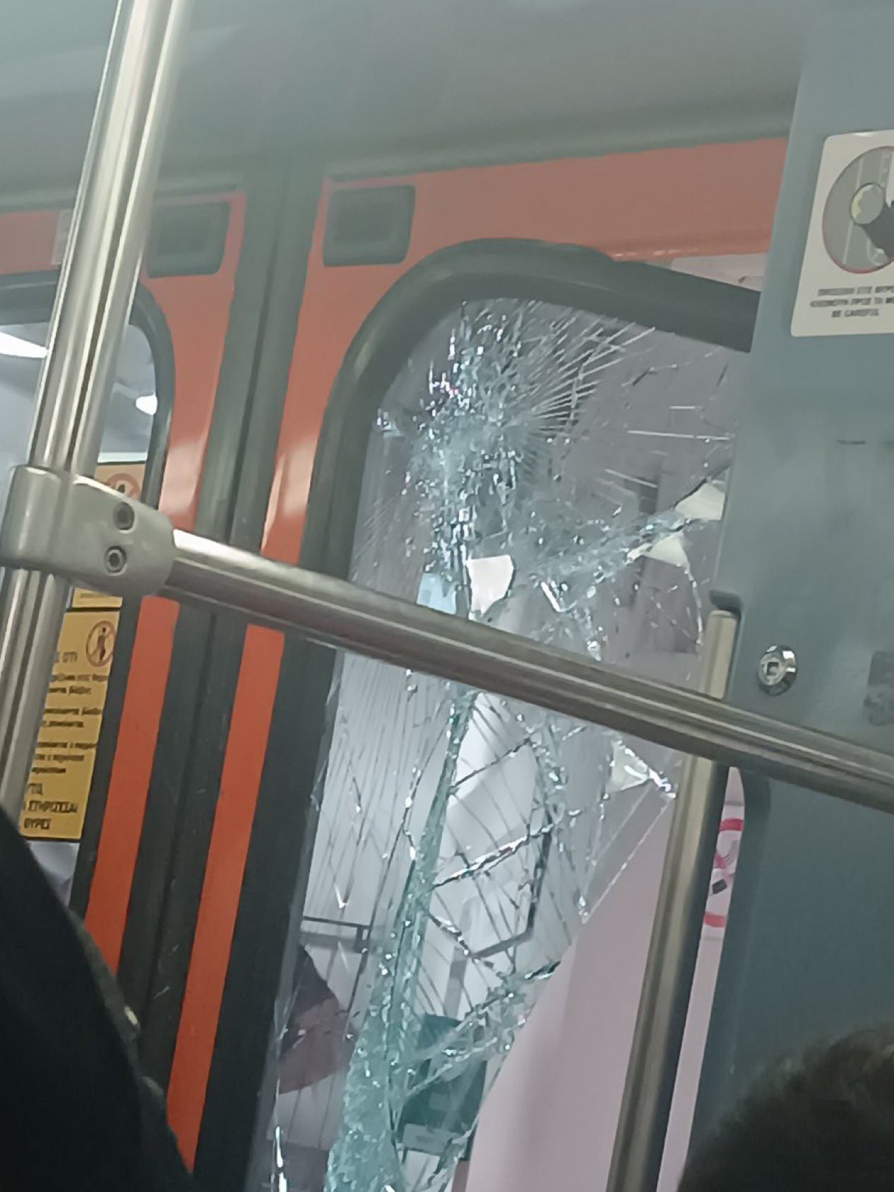 Επίθεση σε συρμό που περνούσε απ’ τα Πετράλωνα και μετέφερε οπαδούς του Ολυμπιακού από το ΣΕΦ