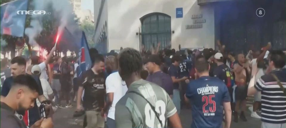 Καπνογόνα και συνθήματα από τους οπαδούς της Παρί πριν τον τελικό του Champions League (video)