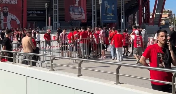 Άρχισε να συγκεντρώνεται ο κόσμος του Ολυμπιακού στο Φάληρο για την αναχώρηση στο T-Center (video)