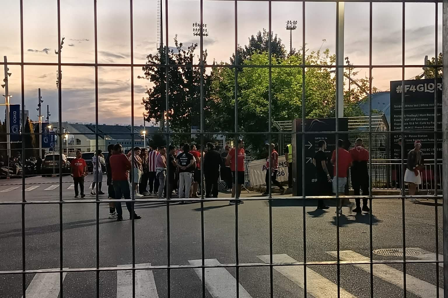 Πάνω από 2000 φίλοι του Ολυμπιακού διασκορπισμένοι χωρίς εισιτήρια εκτός γηπέδου