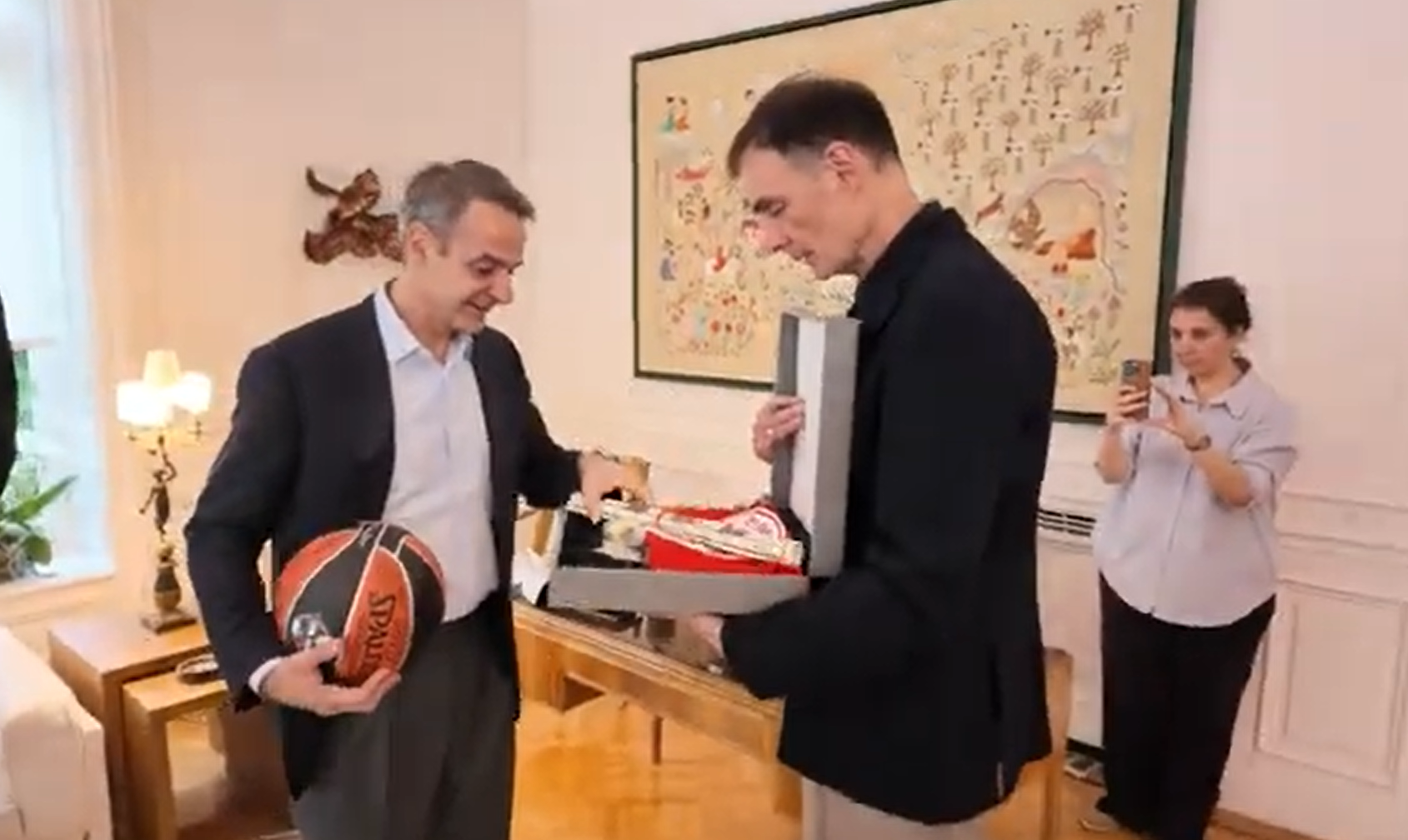 Ο «σκακιστής» και πρωθυπουργός: Ο Μπαρτζώκας έκανε δώρο σκάκι στον Μητσοτάκη (video)
