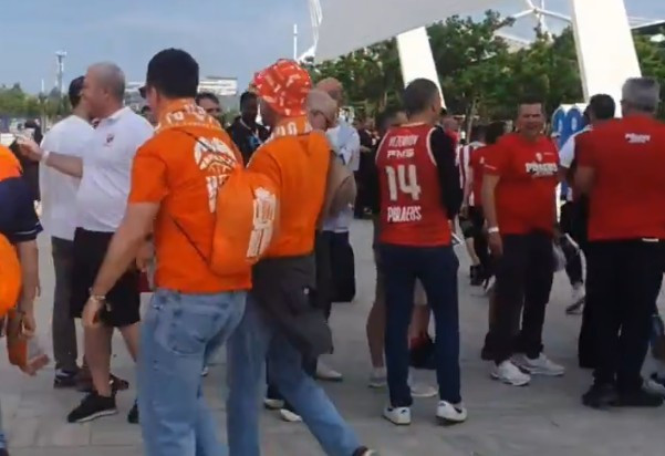 Φοβερή στιγμή: Φίλοι της Βαλένθια φώναζαν «Ολυμπιακός» πριν τον πρώτο ημιτελικό του Final Four (video)
