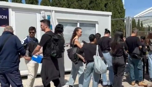 Ξεκίνησαν οι ουρές: Κόσμος περιμένει να μπει στο T-Center, πέντε ώρες πριν τον τελικό της EuroLeague