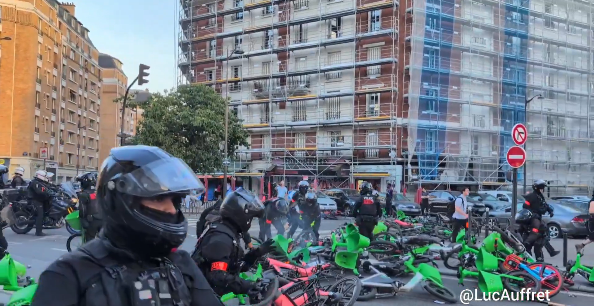 Έγινε και αυτό: Φίλοι της Παρί Σεν Ζερμέν έστησαν μπλόκο με... ποδήλατα στην αστυνομία (video)