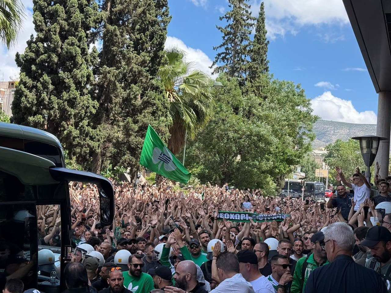 Οι φίλοι του Παναθηναϊκού έκαναν το ξενοδοχείο της ομάδας... Τ-Center (video)