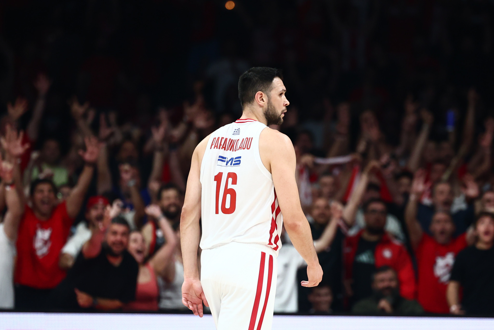 Αδιανόητο buzzer beater του Παπανικολάου από το κέντρο του γηπέδου! (video)