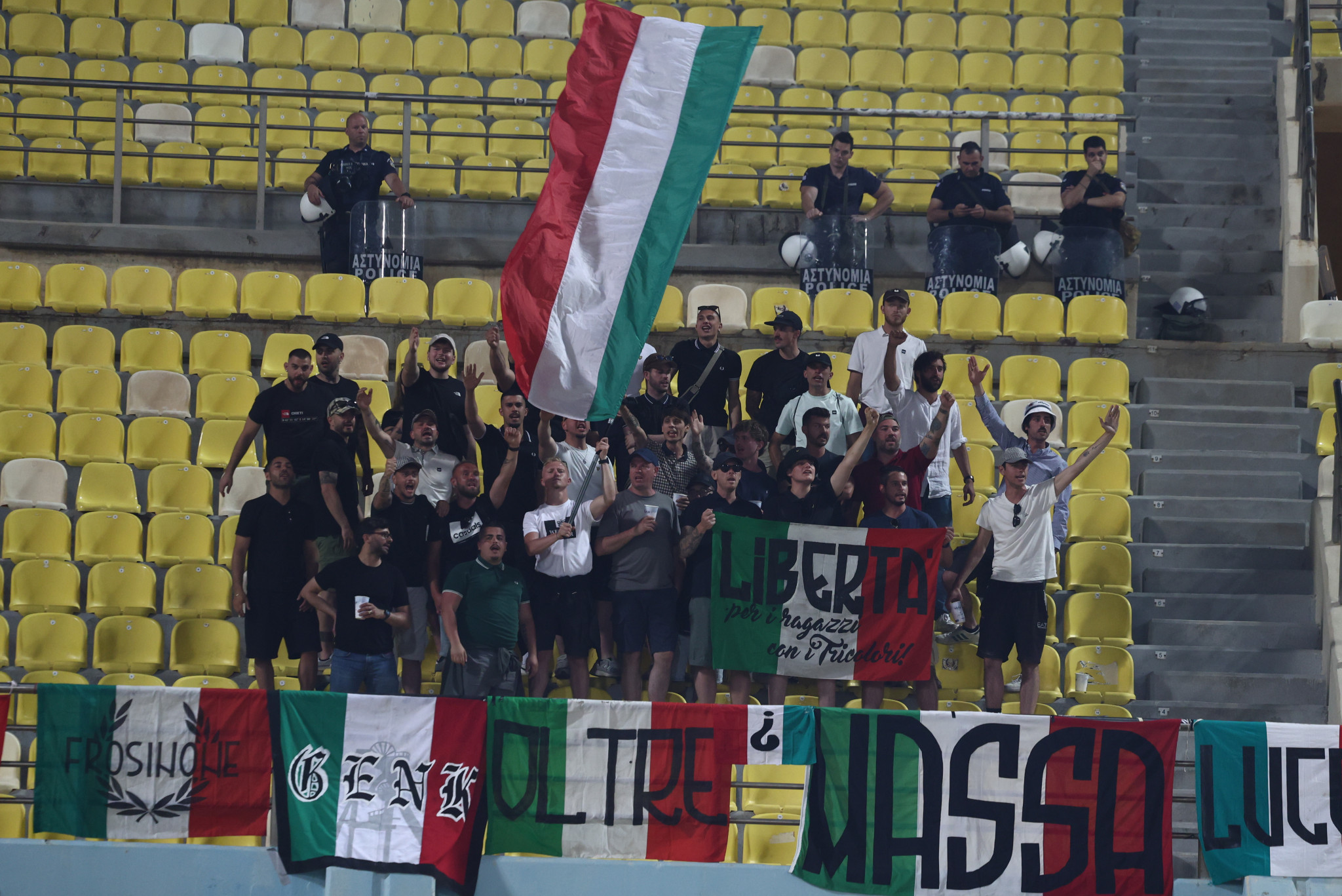 Ιταλοί ultras πήγαν στο Παγκρήτιο, πέταξαν στρώματα θαλάσσης στους παίκτες κι έφυγαν! (photos)