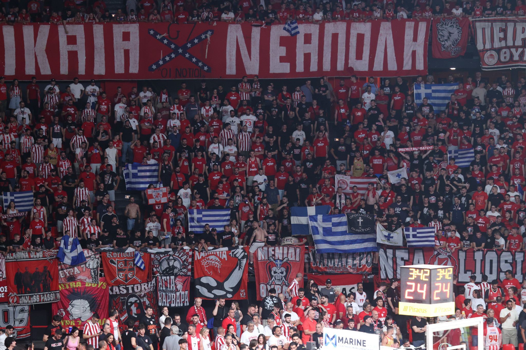 Γεμάτες με Ελληνικές σημαίες οι κερκίδες του ΣΕΦ στον τρίτο τελικό της Stoiximan GBL (video)