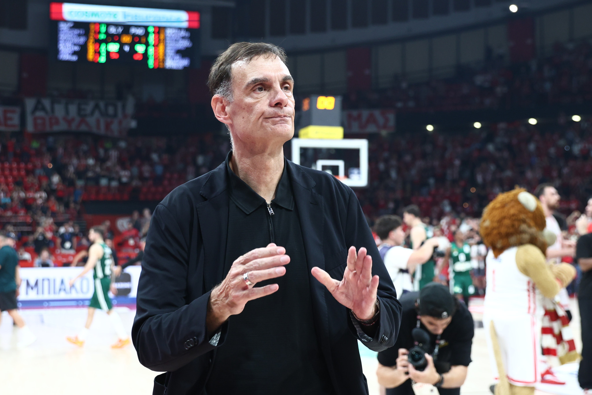 Μπαρτζώκας: «Πώς είναι δυνατόν ένας πρόεδρος να επιτίθεται στον προπονητή;»