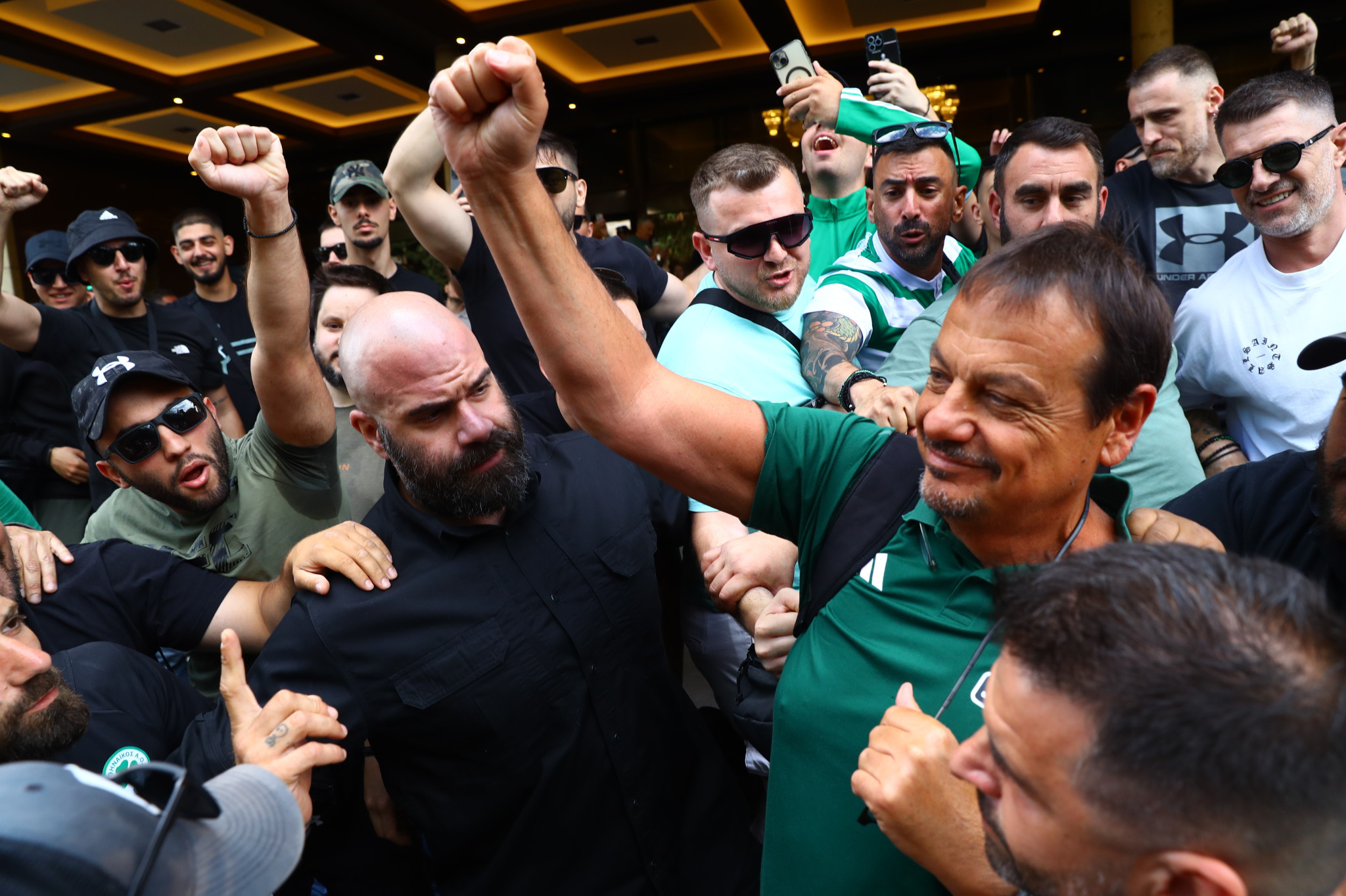 Ο Αταμάν αναχώρησε για ΣΕΦ με υψωμένες γροθιές ενόψει Game 5 - Το video του Athletiko