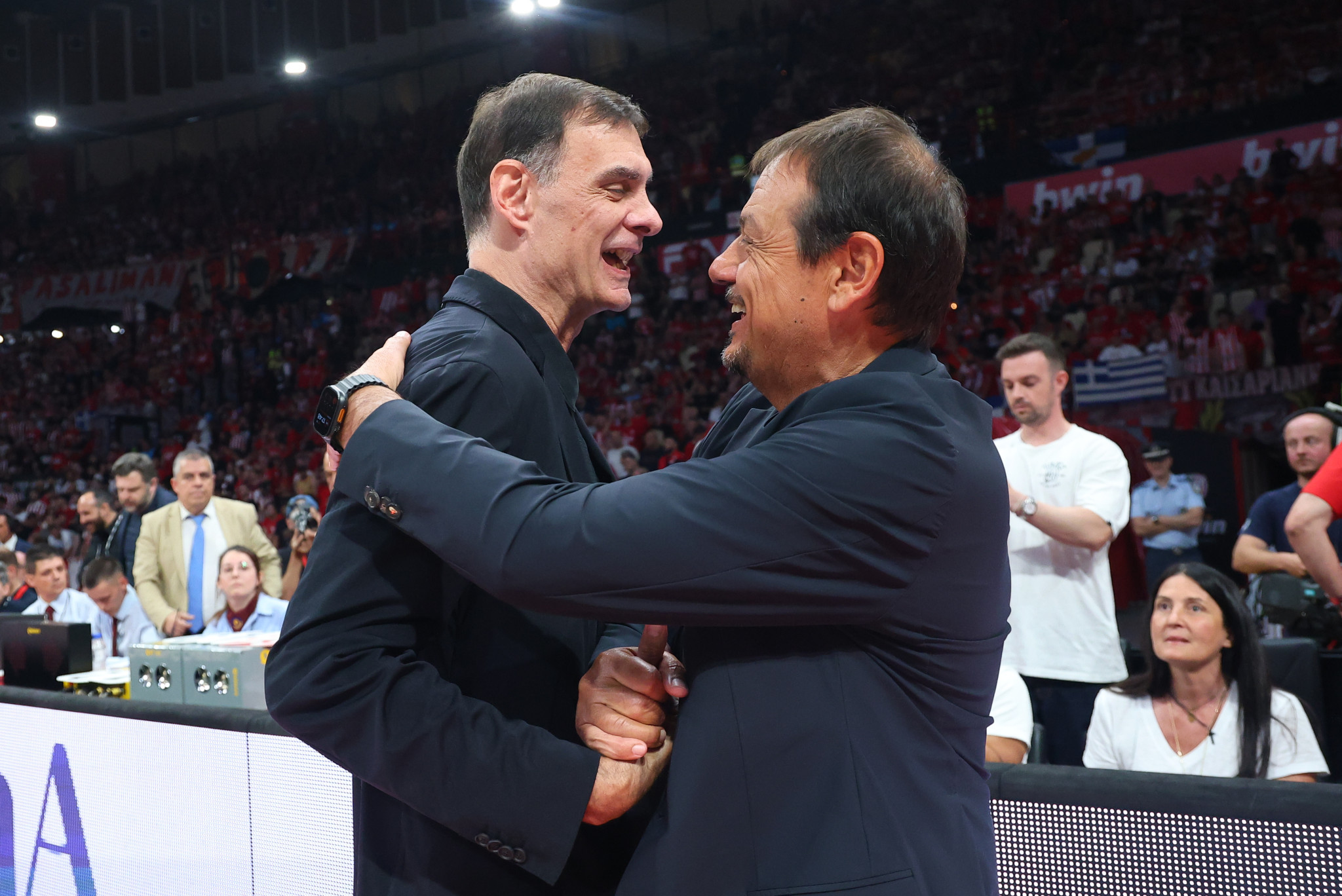 Αγκαλιές και χαμόγελα από Μπαρτζώκα και Αταμάν πριν τον κρίσιμο τελικό της Stoiximan GBL (video)