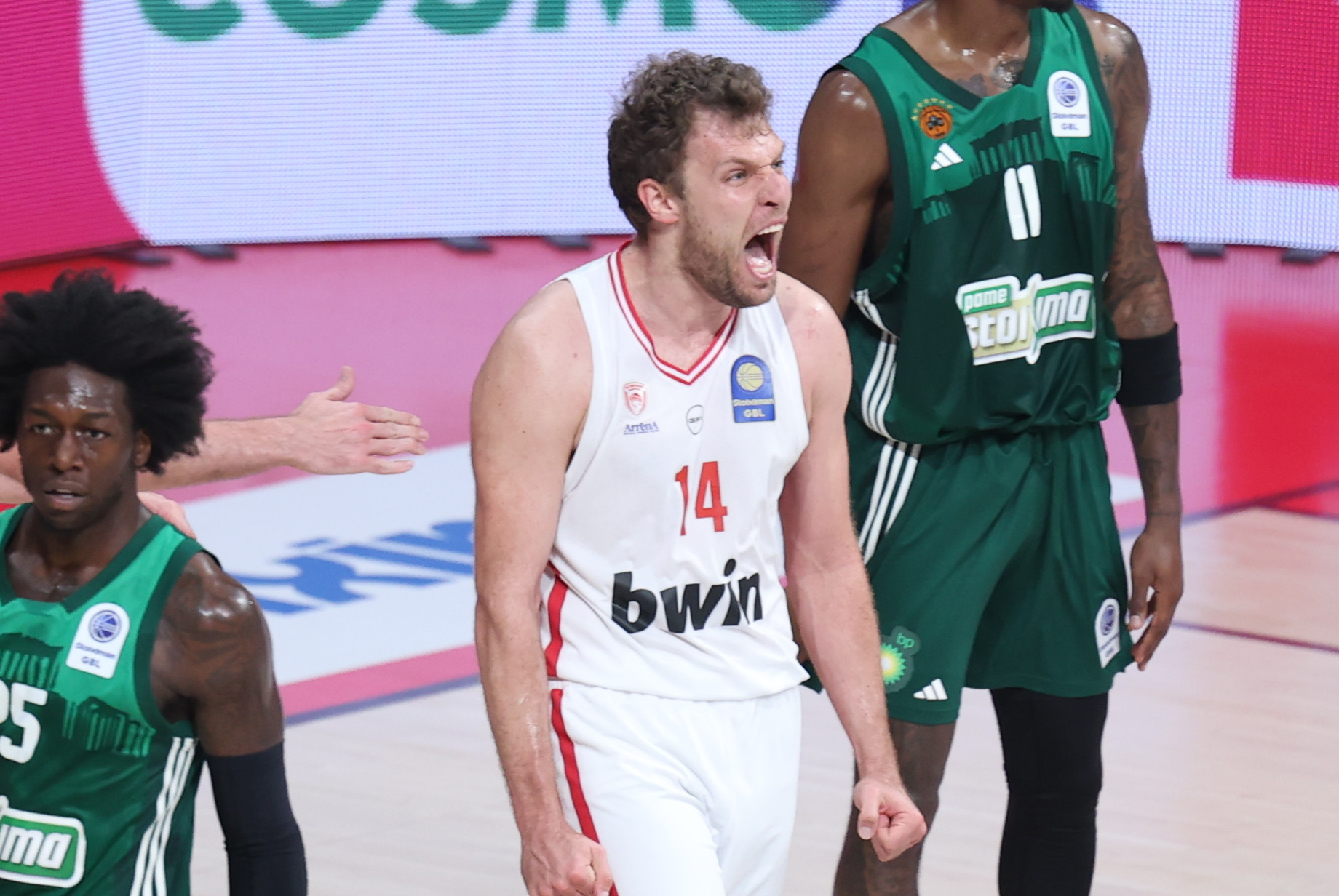 Ο Βεζένκοφ οδηγεί τον Ολυμπιακό στο Game 5 με 11 πόντους στην πρώτη περίοδο (video)