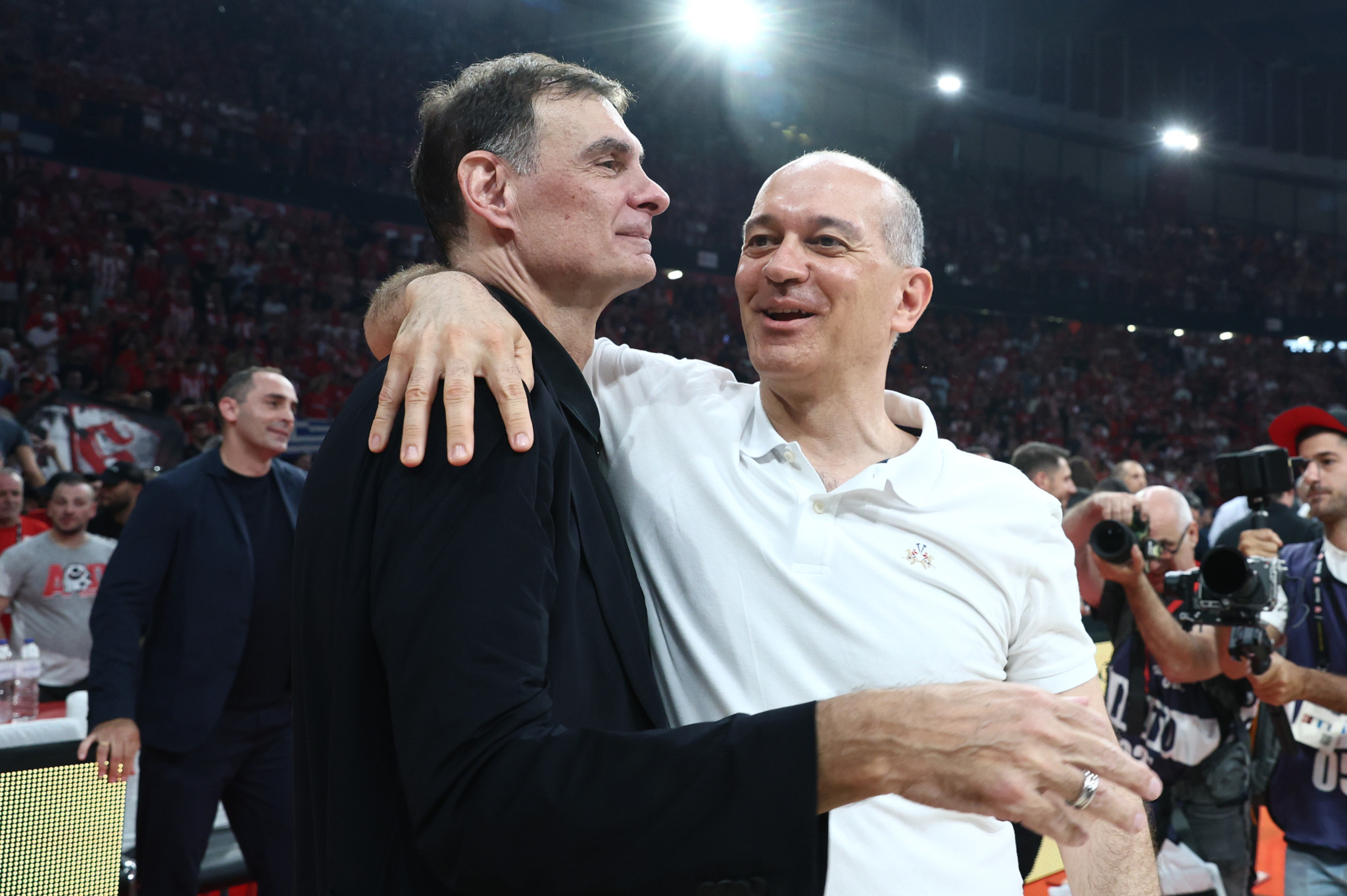 Θερμός εναγκαλισμός των Αγγελόπουλων με Μπαρτζώκα και Φουρνιέ μετά την κατάκτηση του πρωταθλήματος (video)