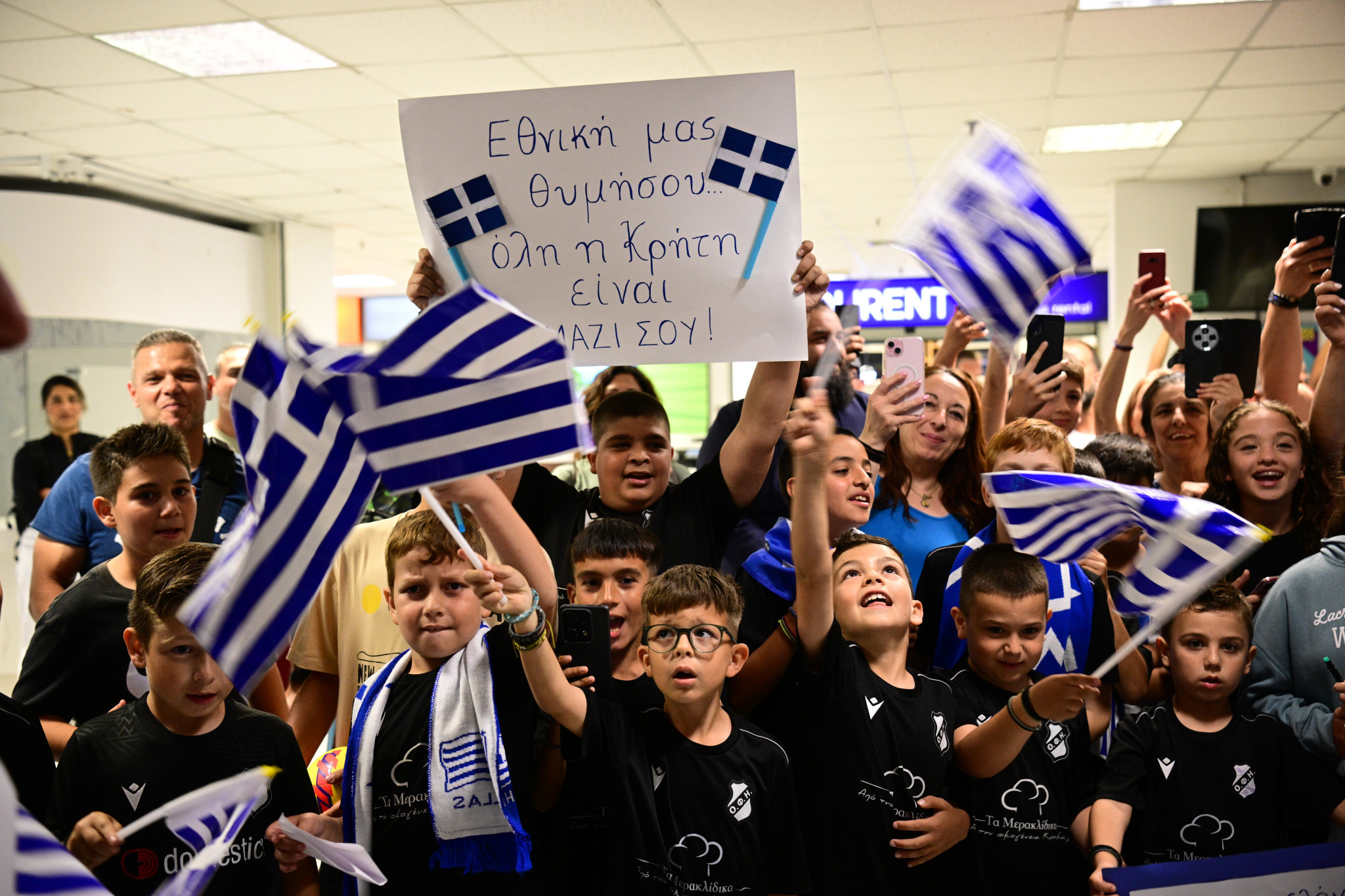 «Χαμός» στο Ηράκλειο για την Εθνική: Συγκινητική υποδοχή στο αεροδρόμιο σε παίκτες και Γιοβάνοβιτς (video)