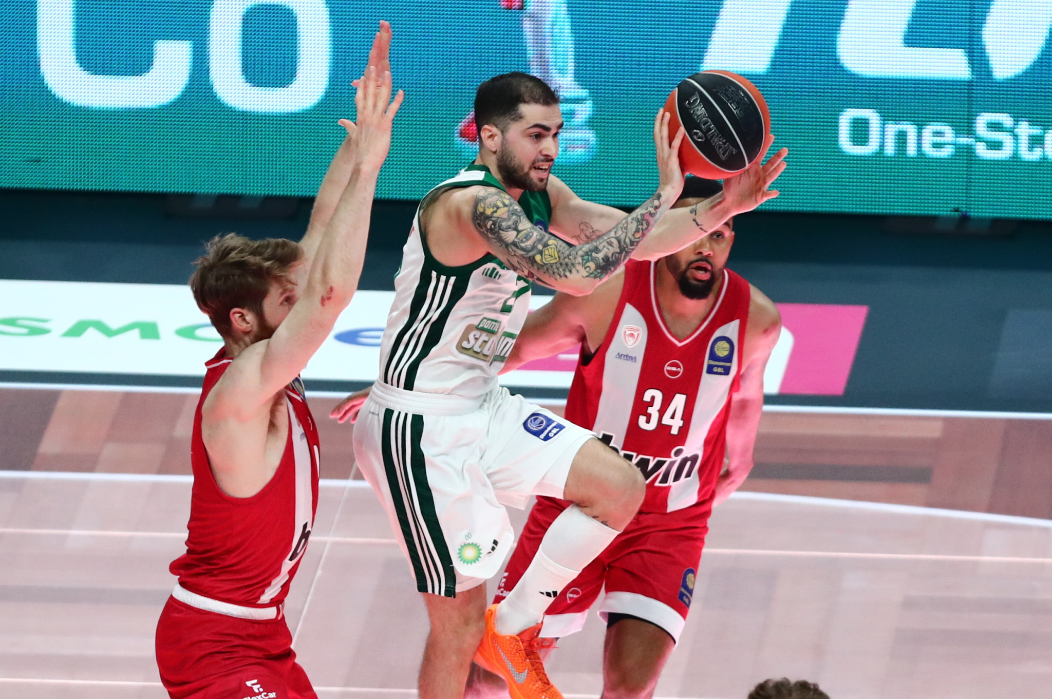 Τα τελευταία λεπτά του συναρπαστικού Game 4 των τελικών σε περιγραφή Βαγγέλη Ιωάννου (video)