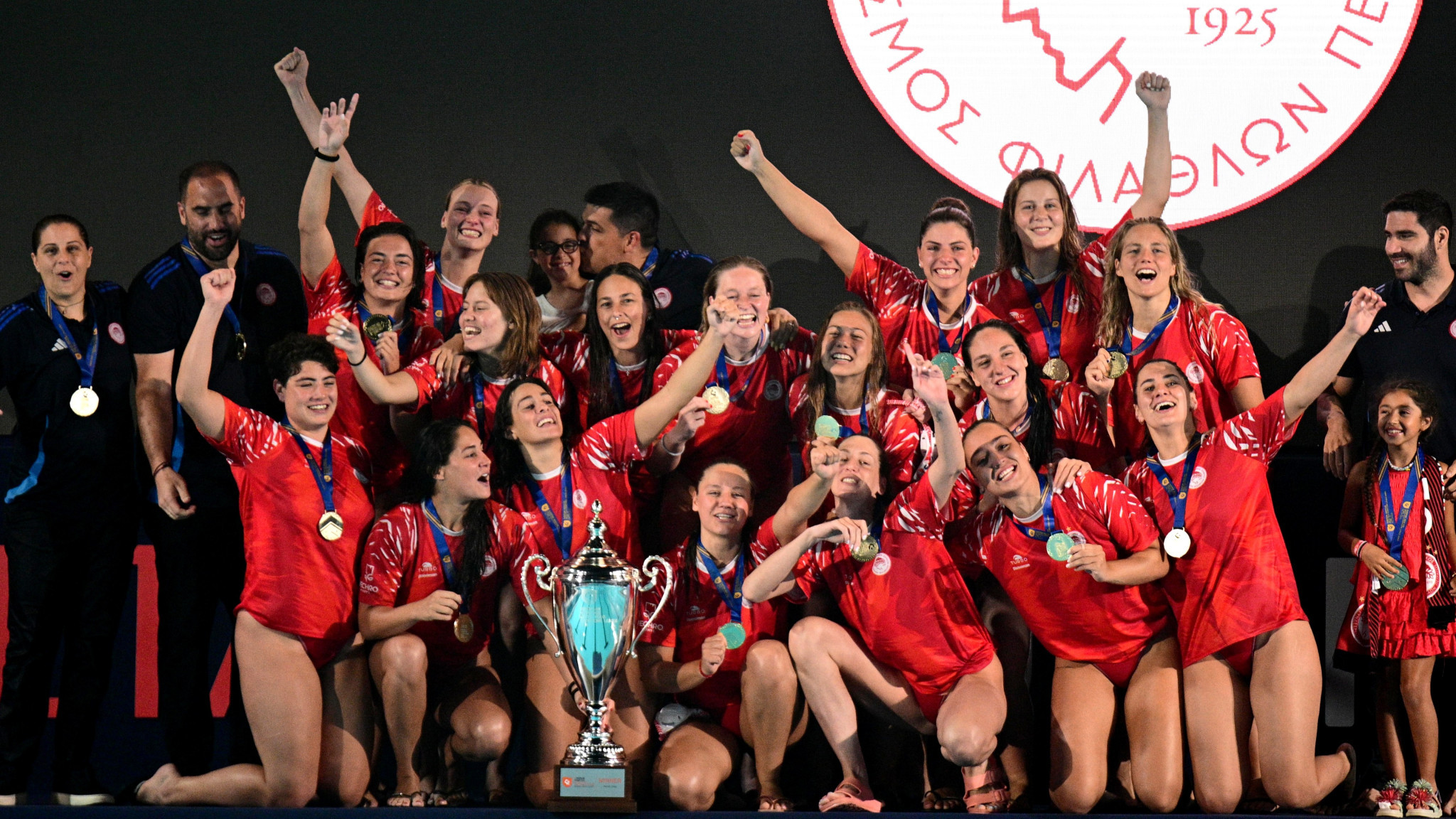 Η απονομή του Champions League στα κορίτσια του Ολυμπιακού (video)