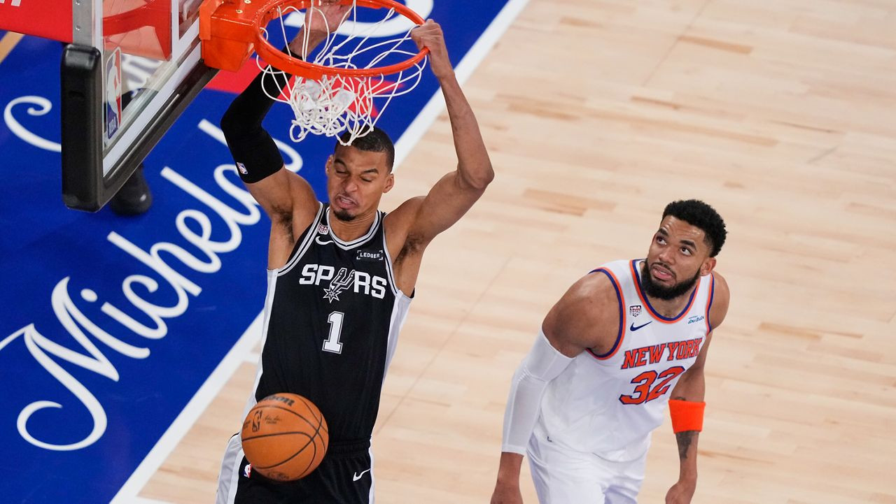 Ημίχρονο... ρεσιτάλ από τους Σπερς στο Madison Square Garden με 76 πόντους!