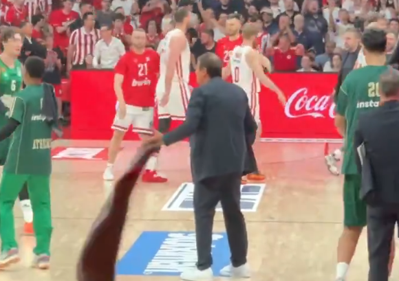 Έξαλλος ο Αταμάν με τους παίκτες του - Μπήκε στο παρκέ για να τους τα ψάλλει (video)