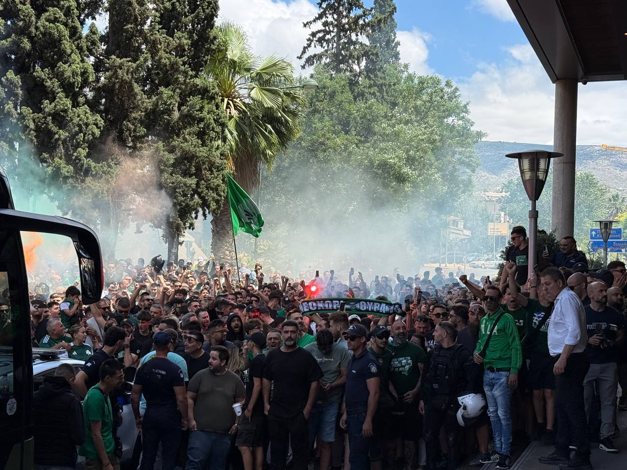Συγκεντρώνονται οι φίλοι του Παναθηναϊκού έξω από το ξενοδοχείο της ομάδας (video)