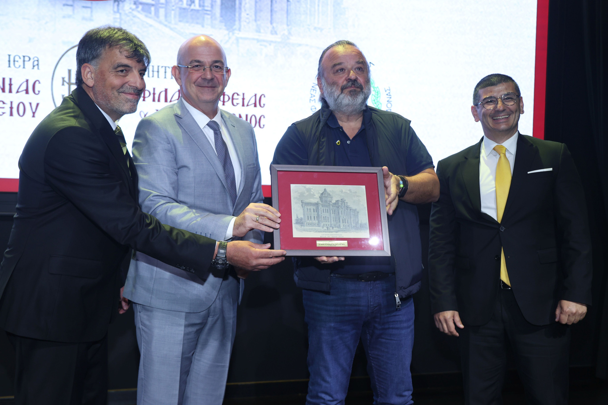 Ηλιόπουλος: «Η ΑΕΚ πήρε το πρωτάθλημα κόντρα στα συστήματα - Το αφιερώνουμε στη νέα μέρα και στη νεολαία μας» (video)