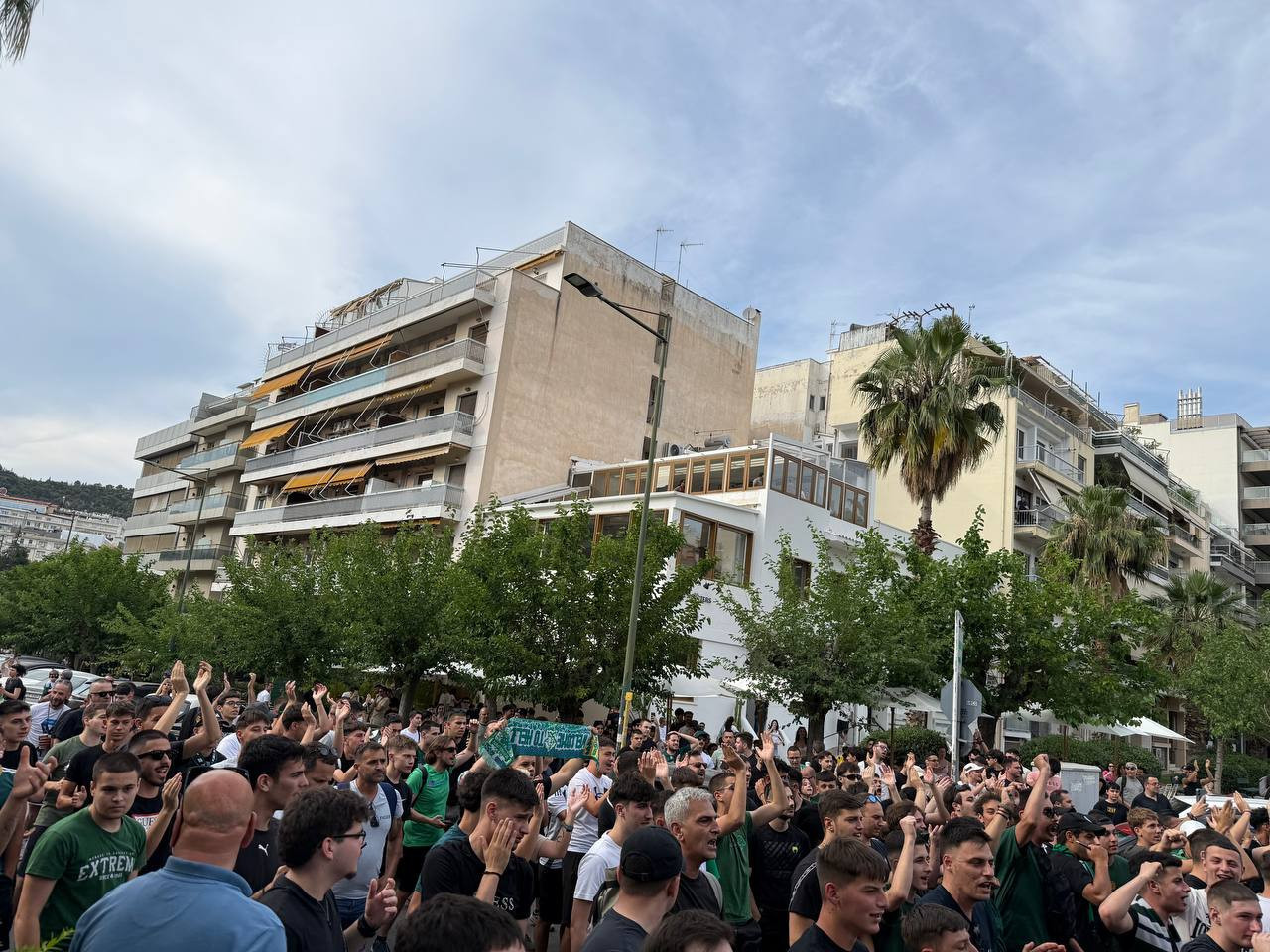 Προβλήματα με την αστυνομία στο Caravel - Δεν άφηναν τον κόσμο να πλησιάσει το πούλμαν του Παναθηναϊκού
