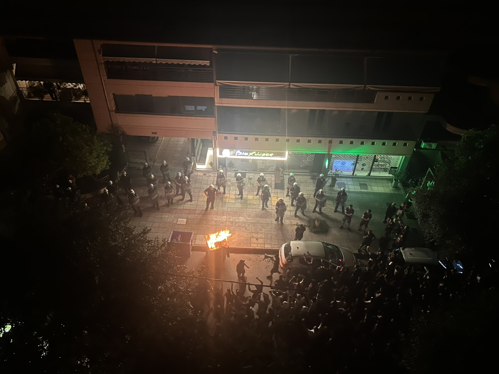 Επεισόδια έξω από το σπίτι του ιδιοκτήτη της ΑΕΛ – Κυνηγητό και προσαγωγές από την αστυνομία (videos)