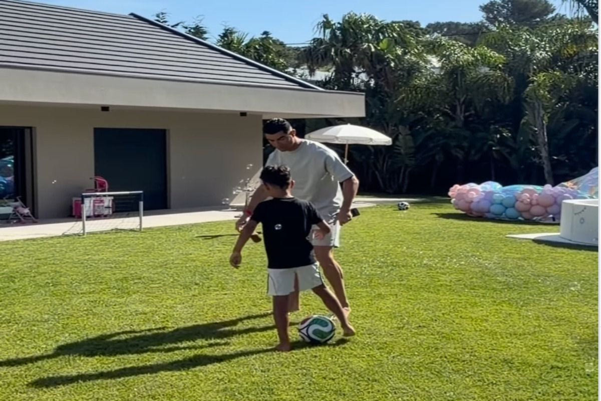 «Like father, like son»: Ο Κριστιάνο Ρονάλντο μαθαίνει... μπαλίστα στον 8χρονο γιο του (video)
