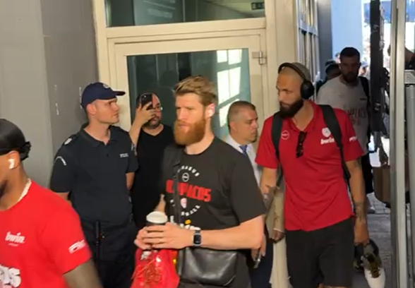 Η άφιξη του Ολυμπιακού στο T-Center για τον δεύτερο τελικό της Stoiximan GBL (video)
