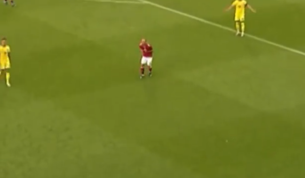 Η στιγμή της κατάρρευσης του Έρικσεν στον αγωνιστικό χώρο - Έπιασε το στήθος του πριν πέσει (video)