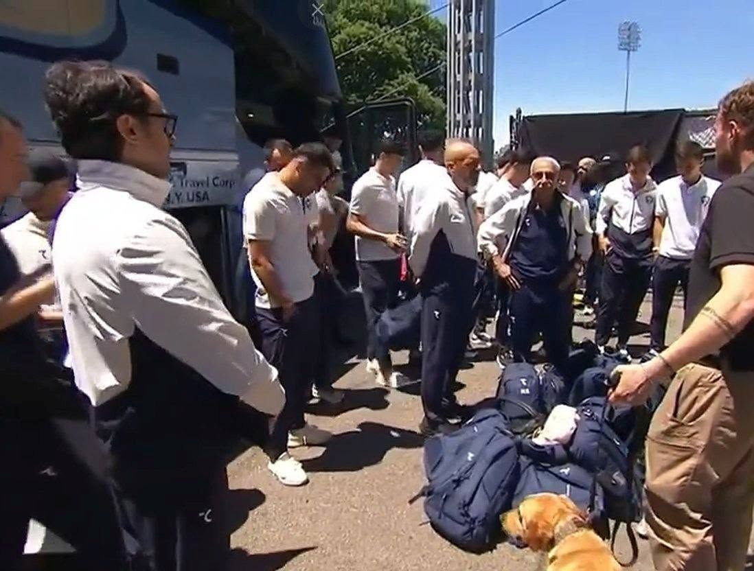 Ούτε τρομοκράτες: Υποδοχή της αποστολής του Ουζμπεκιστάν με ανιχνευτές μετάλλων και λαγωνικά! (video)